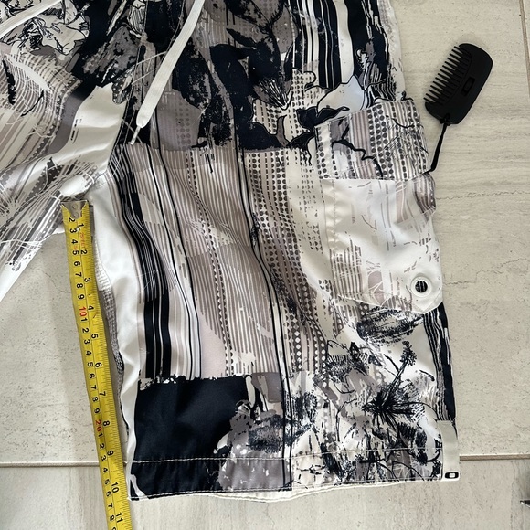 Reduced again! Men’s Oakley swim suit with pockets and comb - Picture 4 of 5